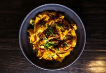 Makarony w Białymstoku – różnorodność smaków i wpływ włoskiej tradycji na kulinaria Podlasia