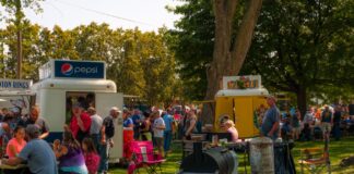 Wasze pytanie: które polskie miasto jest stolicą food trucków Tłum ludzi na plenerowym festiwalu food trucków w parku