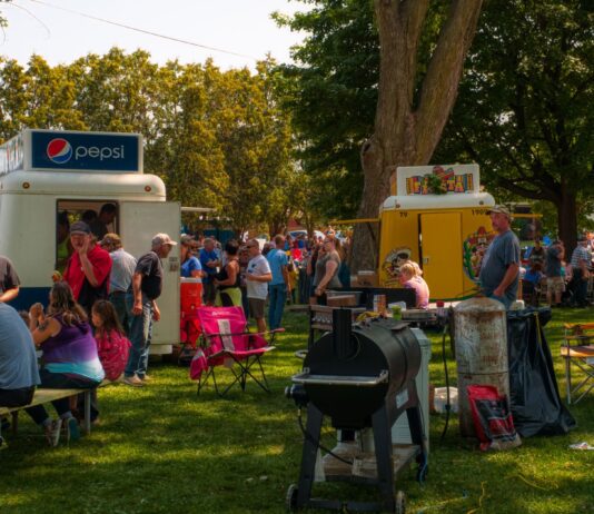 Wasze pytanie: które polskie miasto jest stolicą food trucków Tłum ludzi na plenerowym festiwalu food trucków w parku