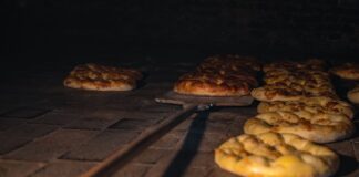 Chleb w historii Polski: od świętego bochenka do codziennej kromki Bochny złotego chleba wypiekane w tradycyjnym kamiennym piecu