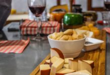 Góralskie oscypki i haute cuisine: kulinarna twarz Podhala na nowo Deska serów z winem i dipami na drewnianym stoliku