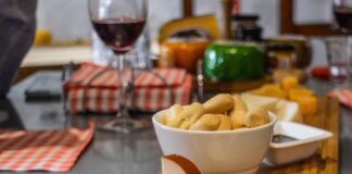 Góralskie oscypki i haute cuisine: kulinarna twarz Podhala na nowo Deska serów z winem i dipami na drewnianym stoliku