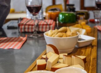 Góralskie oscypki i haute cuisine: kulinarna twarz Podhala na nowo Deska serów z winem i dipami na drewnianym stoliku