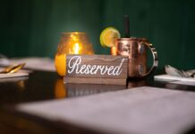 Sekrety rezerwacji stolików: jak zdobyć najlepsze miejsce w popularnej restauracji Zarezerwowany stolik w ciepłym świetle świecy w eleganckiej restauracji