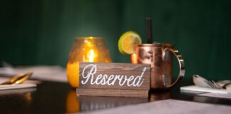 Sekrety rezerwacji stolików: jak zdobyć najlepsze miejsce w popularnej restauracji Zarezerwowany stolik w ciepłym świetle świecy w eleganckiej restauracji