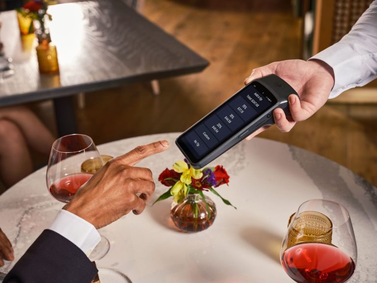 Elegancki stolik restauracyjny z terminalem płatniczym i napiwkiem